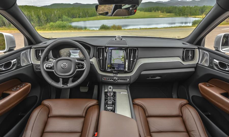 Торпедо Volvo XC60 T8 Inscription 2017 года  (NA) (фото 13 из 23)